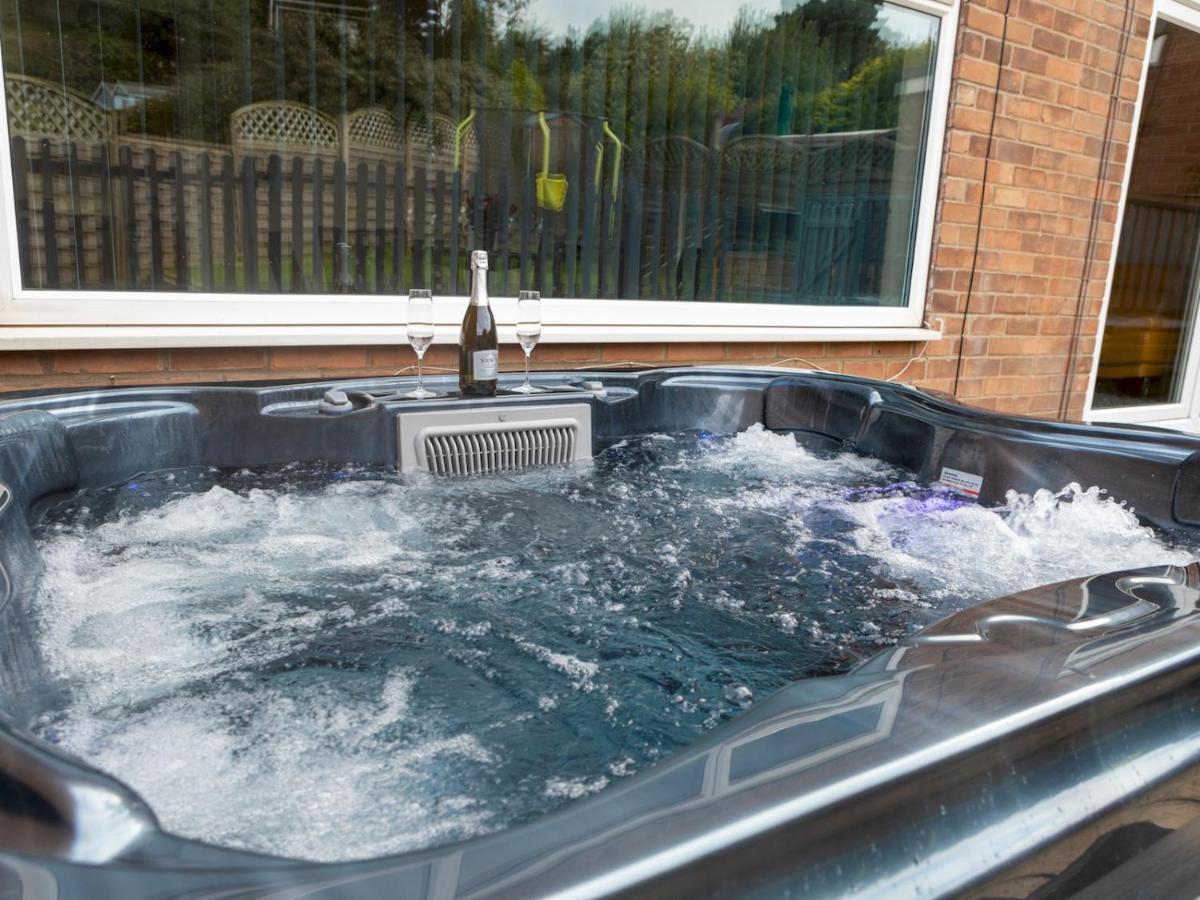 Pass The Keys Amazing 4 Bedroom Property- Hot Tub & Sea Views สการ์โบโรห์ ภายนอก รูปภาพ