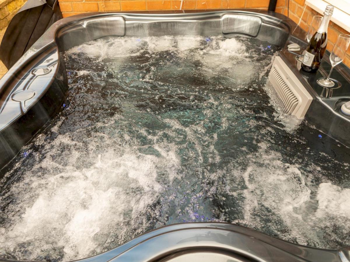 Pass The Keys Amazing 4 Bedroom Property- Hot Tub & Sea Views สการ์โบโรห์ ภายนอก รูปภาพ