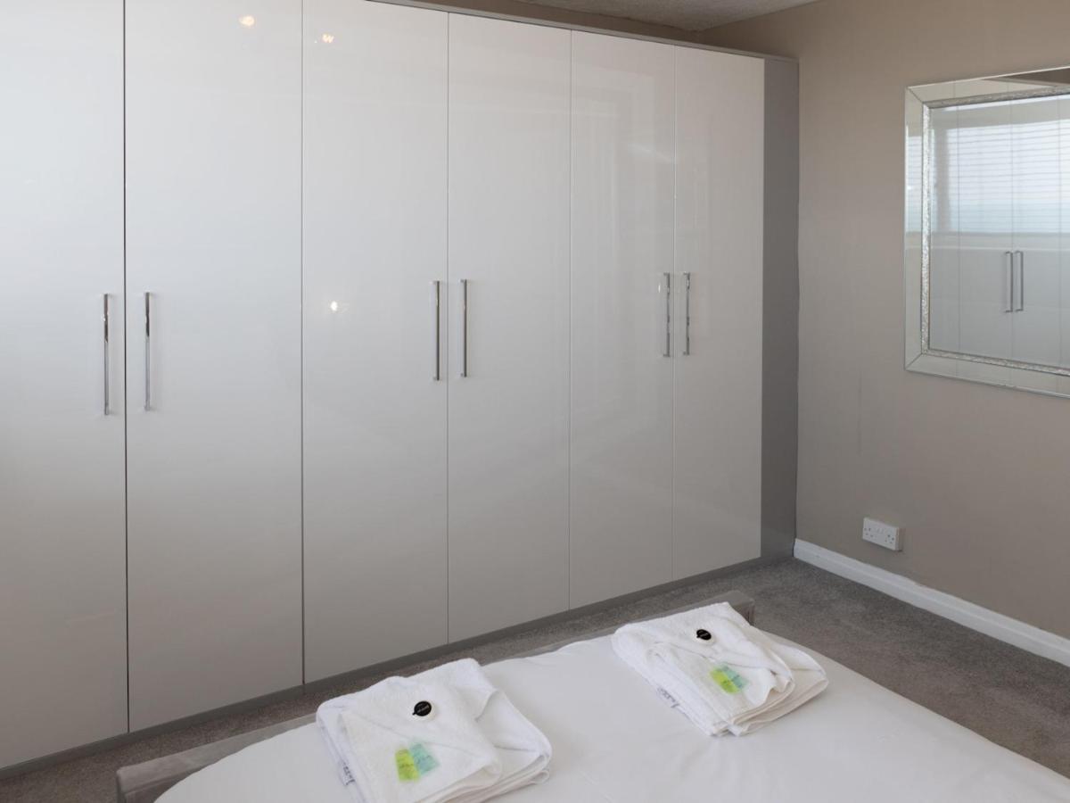 Pass The Keys Amazing 4 Bedroom Property- Hot Tub & Sea Views สการ์โบโรห์ ภายนอก รูปภาพ